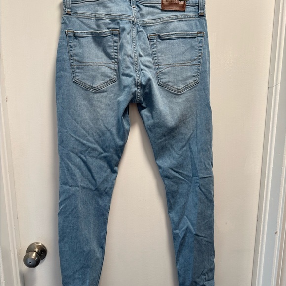 Gently Used Hollister Ripped Light Wash Mens Skinny Jeans Size 32W x 32L - Picture 4 of 5